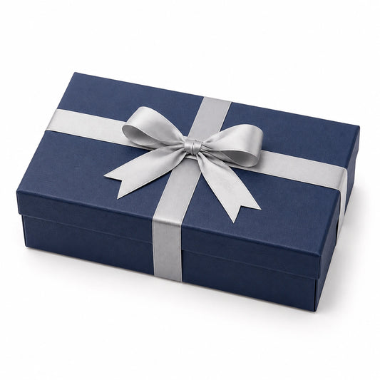 Geschenkbox 30 x 20 x 10 cm aus Karton in Dunkelblau mit silbernem Schleifenband - rechteckige Geschenkverpackung