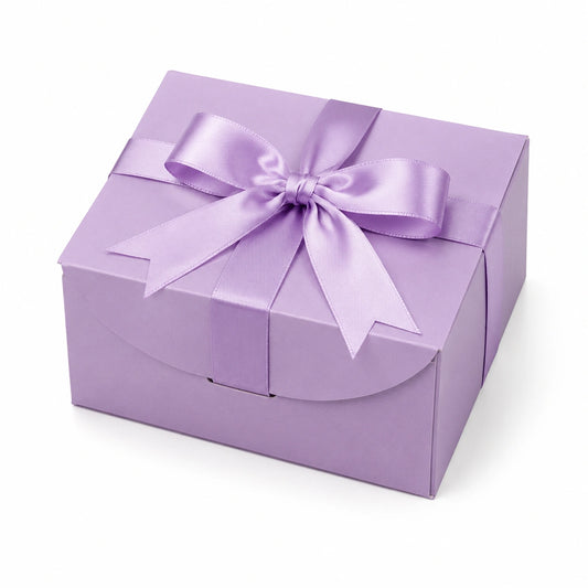 Geschenkbox 20 x 20 x 10 cm aus Karton in Lila mit Satinschleife